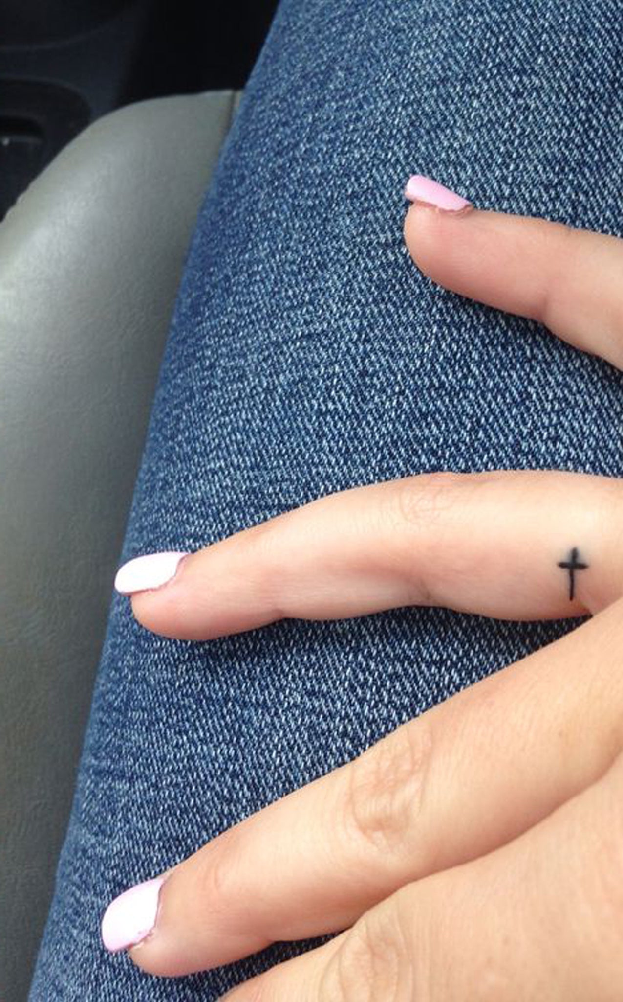 Small Finger Tattoo Ideas for Women - Tiny Cross Hand Tatouage  -  Ideas Del Tatuaje - www.MyBodiArt.com 