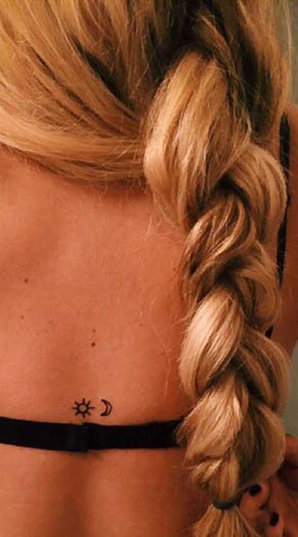 Tiny Sun and Moon Back Tattoo Ideas for Teenagers -  Pequeñas ideas de tatuajes para el sol y la luna para adolescentes - www.MyBodiArt.com #tattoos