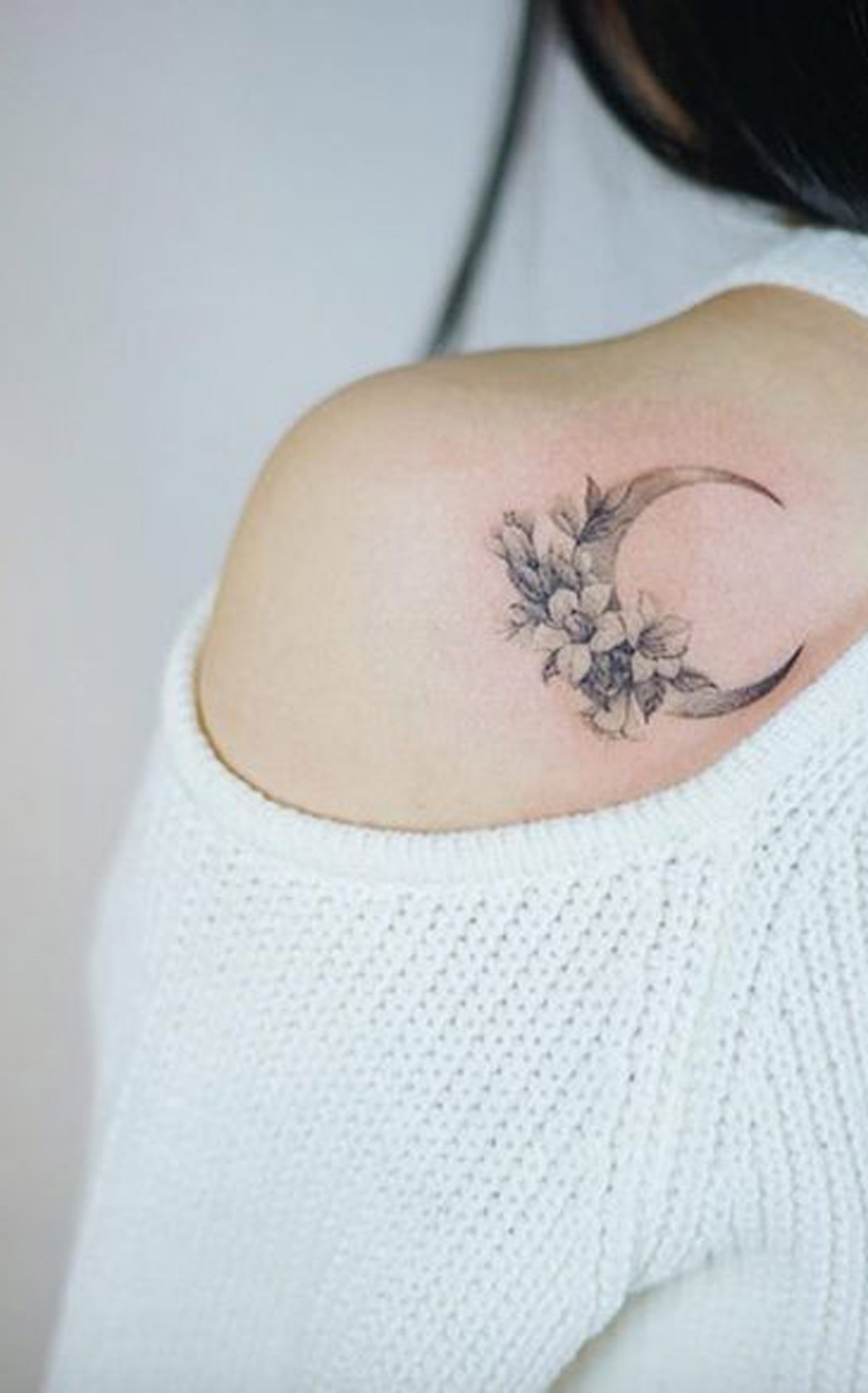Delicate Floral Moon Realistic Shoulder Tattoo Ideas for Women -  Delicada luna floral Realista Hombro Ideas del tatuaje para las mujeres - www.MyBodiArt.com