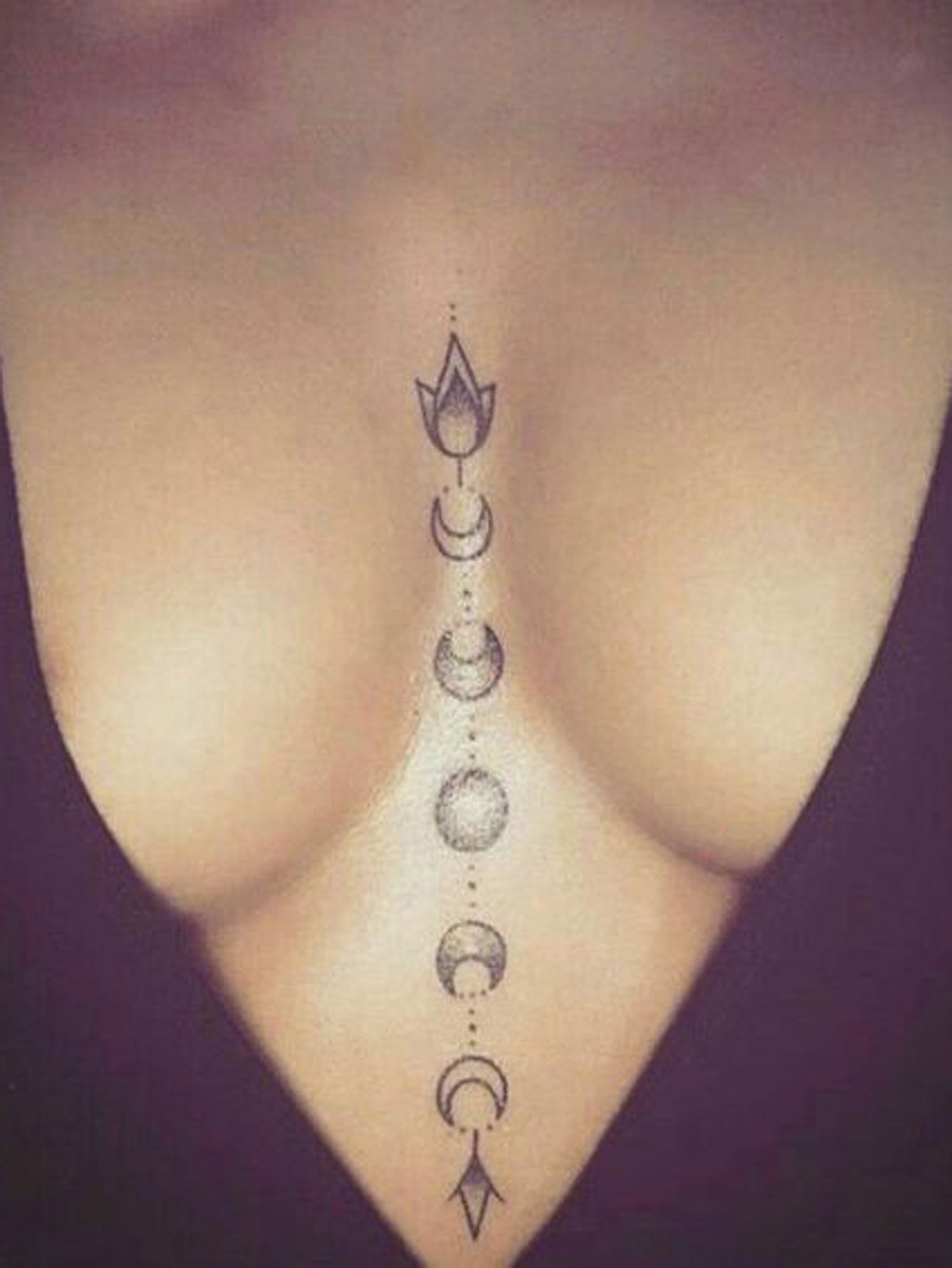 Phases of the Moon Sternum Tattoo Ideas for Women - Fases de las ideas del tatuaje del esternón de la luna para las mujeres - www.MyBodiArt.com