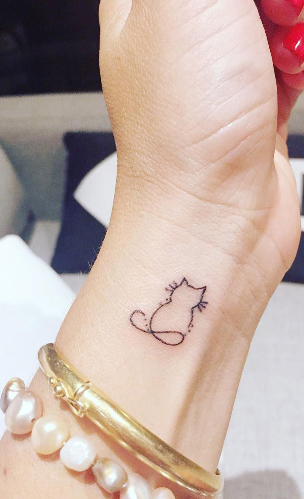 Small Black Cat Outline Wrist Tattoo Ideas for Teenagers  -  Pequeñas ideas de tatuaje de muñeca de contorno de gato negro para adolescentes - www.MyBodiArt.com