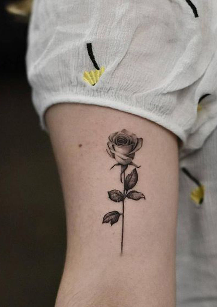 Cute Vintage Single Black Rose Bicep Arm Tattoo Ideas for Women - Acuarela rosa flor tatuaje ideas para mujeres - www.MyBodiArt.com