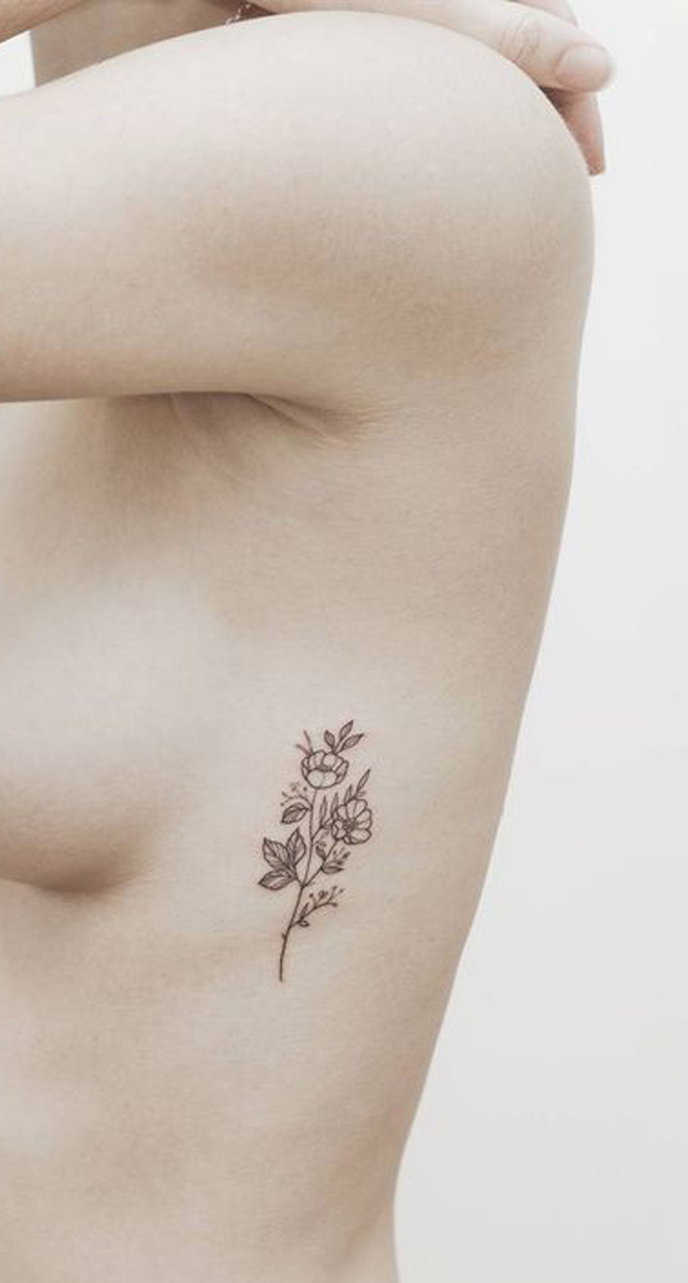 Small Minimal Simple Wild Flower Rib Tattoo Ideas for Women - Tiny Floral Flower Side Body Tatt-  Pequeñas ideas simples simples del tatuaje de la costilla de la flor salvaje para las mujeres - www.MyBodiArt.com