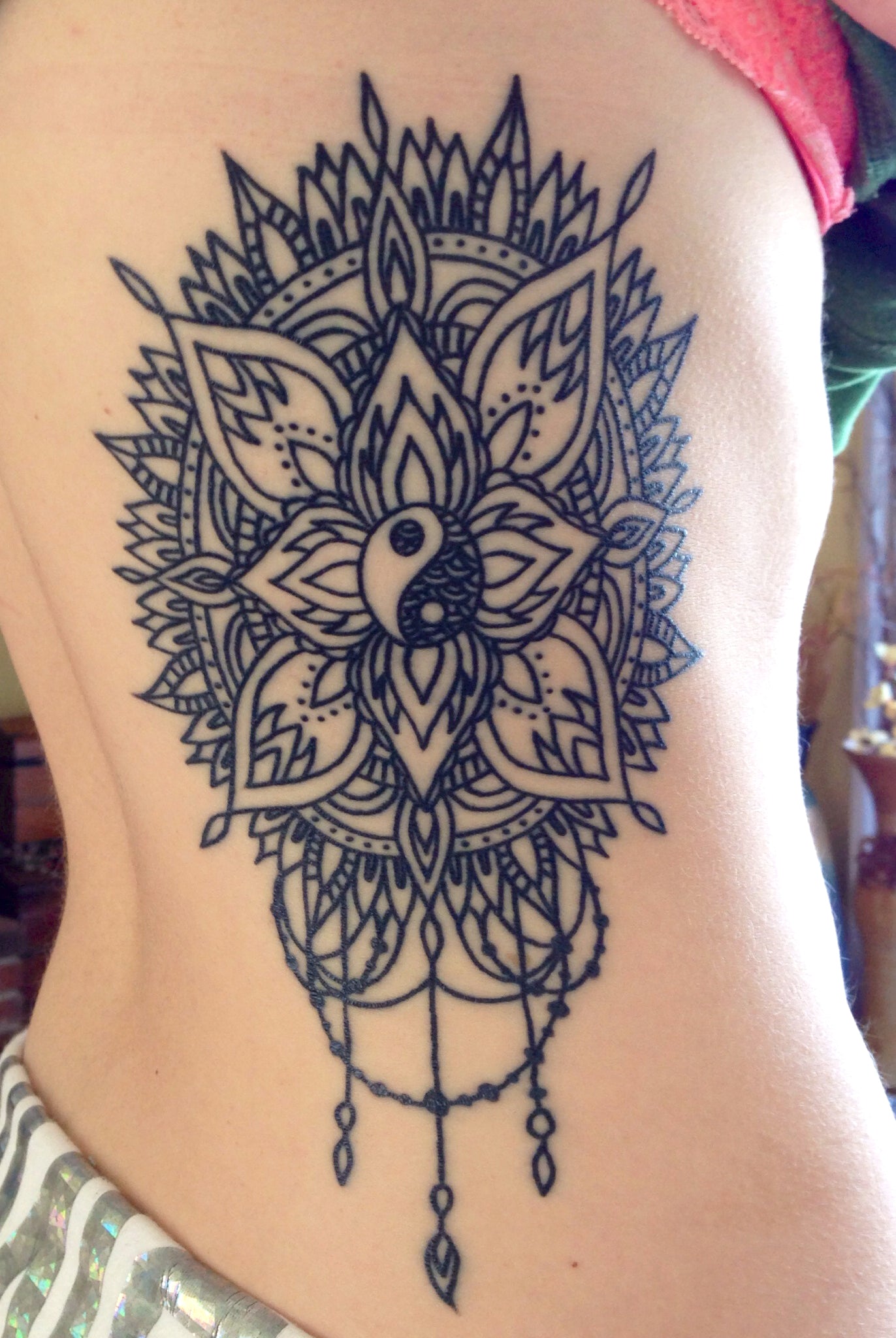 Tribal Lotus Ying Yang Rib Tattoo Ideas for Women - Flower Chandelier Side Tatt -  ideas de tatuaje de costillas de loto para las mujeres - www.MyBodiArt.com 