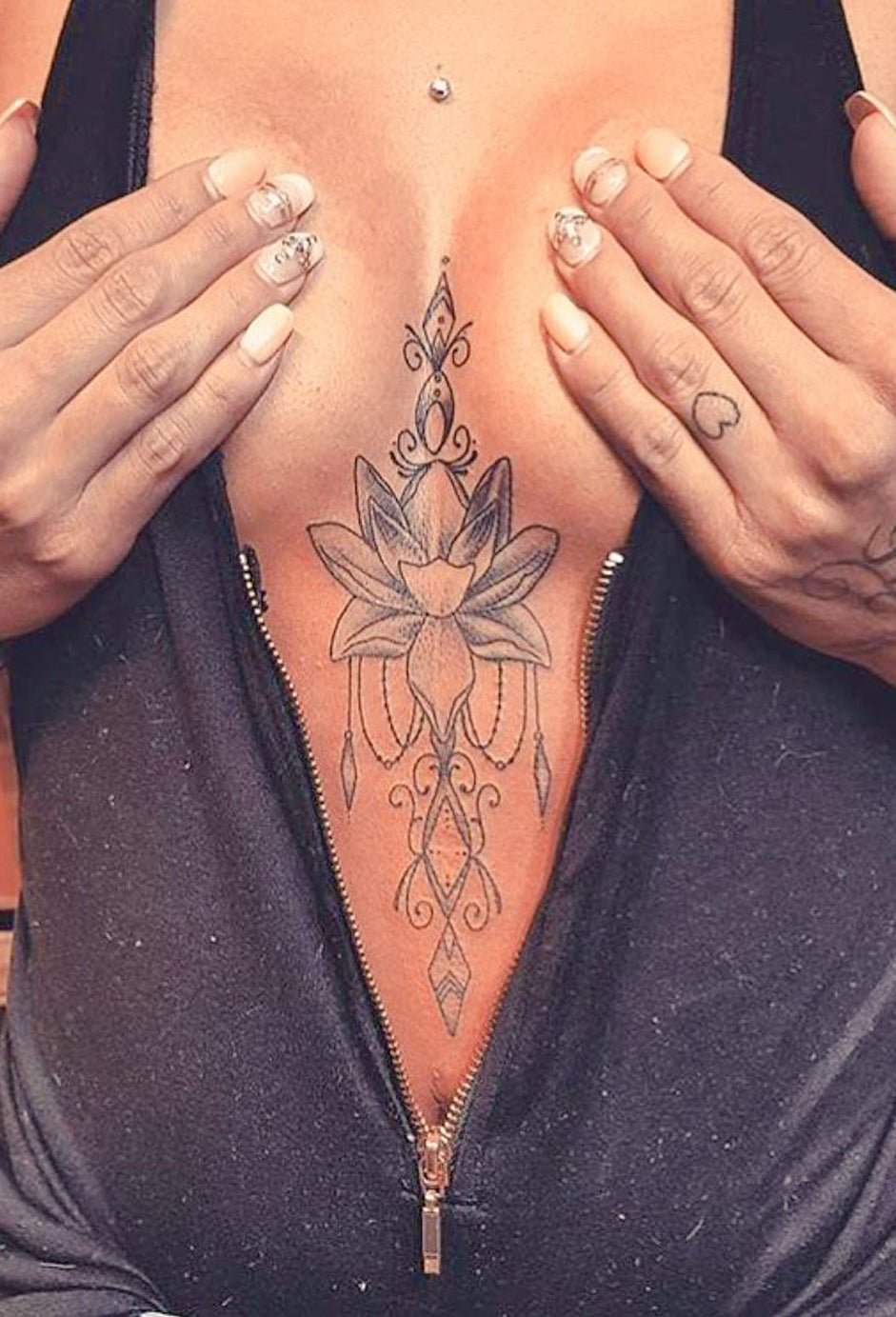 Sacred Geometric Diamond Lotus Sternum Tattoo Ideas for Women -  Sagrado Geométrico Diamond Lotus pecho Tattoo Ideas para mujeres - www.MyBodiArt.com