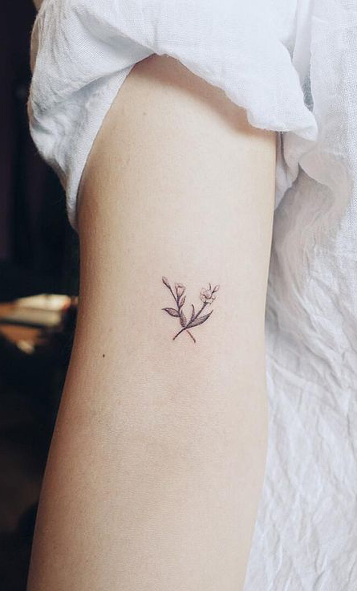 Small Flower Arm Tattoo Ideas - Vintage Pretty Floral Bicep Tatouage - Black Ideas Del Tatuaje - www.MyBodiArt.com