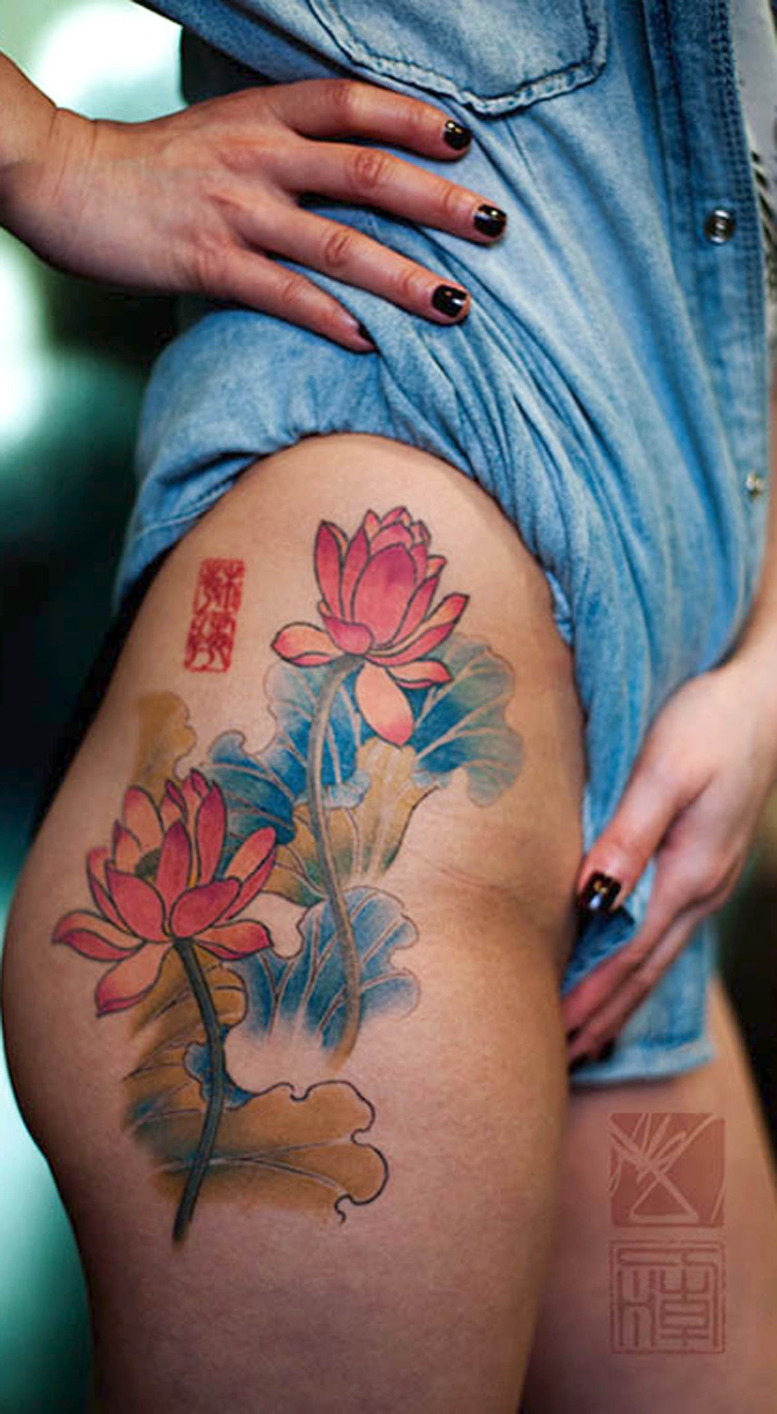 Colorful Water Lily Thigh Tattoo Ideas for Women - Women's Watercolor Asian Flower Hip Tat -  ideas asiáticas del tatuaje del muslo del lirio de agua - www.MyBodiArt.com
