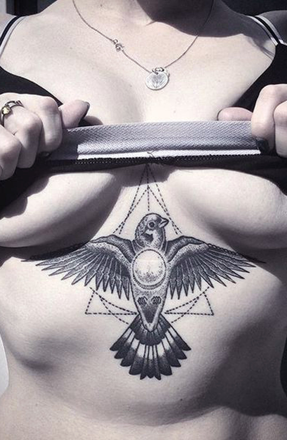 Women's Geometric Bird Sternum Tattoo Ideas - Triangle Sparrow Chest Tat -  ideas geométricas del tatuaje del cofre del gorrión del triángulo para las mujeres - www.MyBodiArt.com