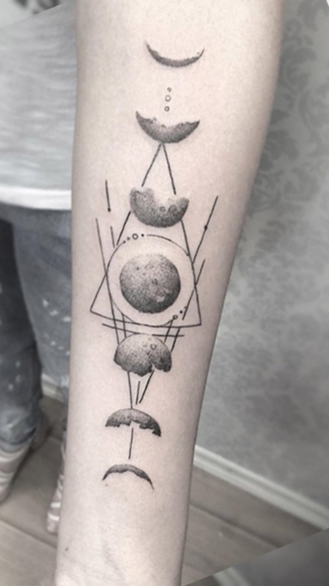 Black and White Geometric Phases of the Moon Forearm Tattoo Ideas for Women - Fases geométricas en blanco y negro de la luna antebrazo tatuaje Ideas para mujeres - www.MyBodiArt.com