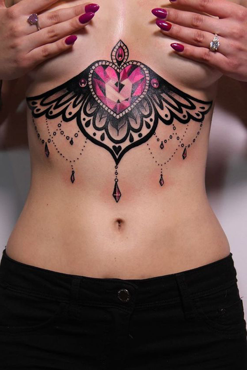 Lace Chandelier Sternum Tattoo Crystal Heart Underboob Tat -  Tatuaje del corazón del tatuaje del esternón del tatuaje de la lámpara del cordón del cordón - www.MyBodiArt.com
