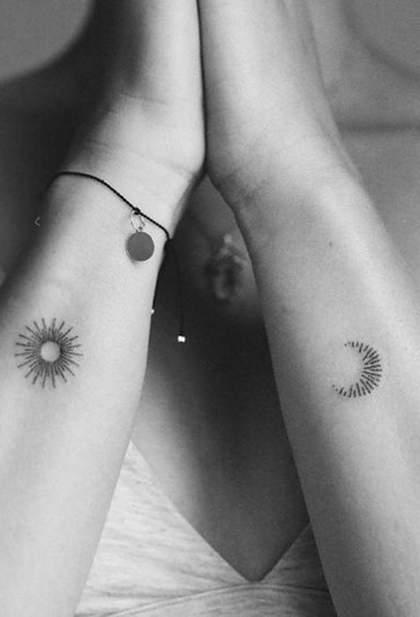 Minimal Wrist Tattoo Ideas for Teen Girls - Small Tiny Simple Minimalistic Sun and Moon Tat -  Ideas mínimas del tatuaje de la muñeca para las muchachas adolescentes - www.MyBodiArt.com