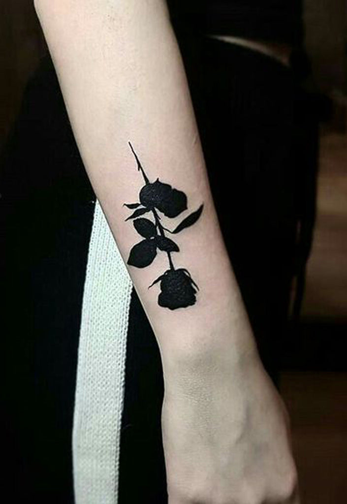 Dark black rose wrist Tattoo Ideas for Women -  Ideas de tatuaje de flores para mujeres - www.MyBodiArt.com