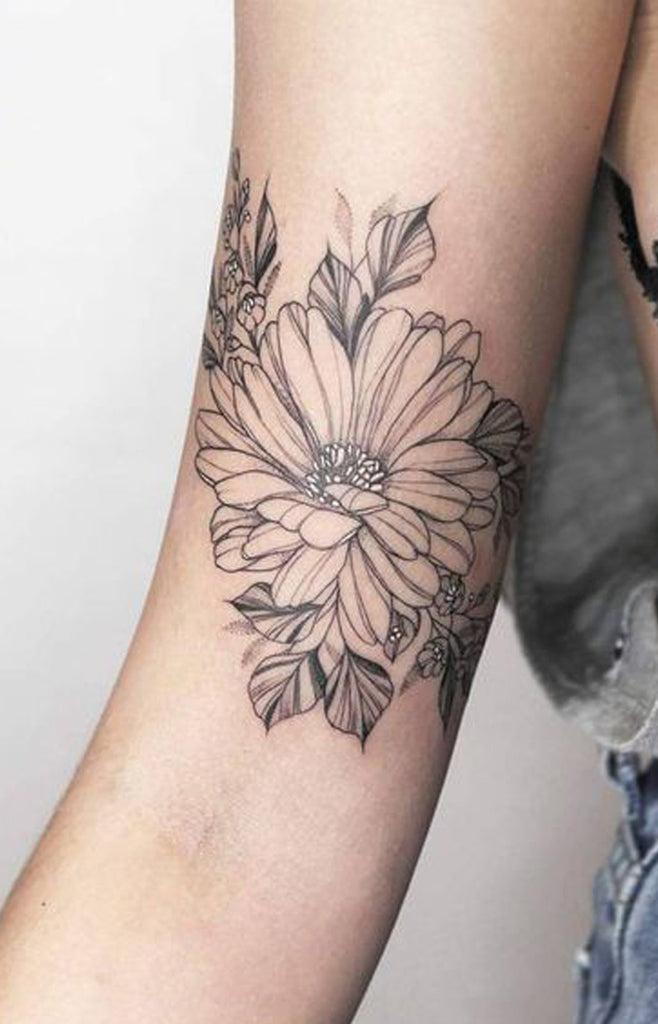 Traditional Black Sunflower Bicep Tattoo Ideas for Women -  Ideas tradicionales del tatuaje del bíceps del girasol negro para las mujeres - www.MyBodiArt.com