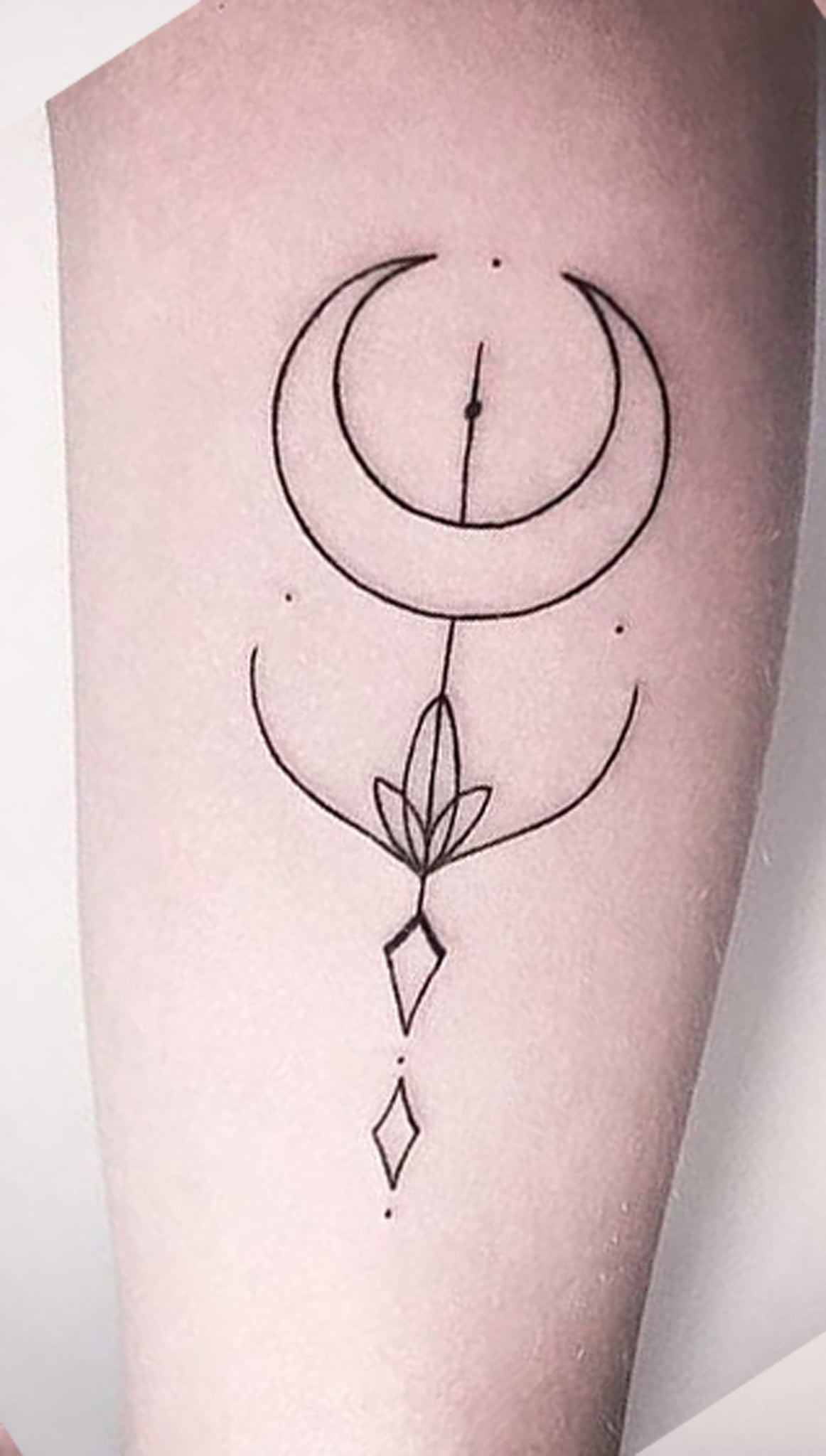 Geometric Crescent Moon Phases Arm Tattoo Ideas for Women -  tatuaje de la luna creciente tatuaje dieas para mujeres - www.MyBodiArt.com