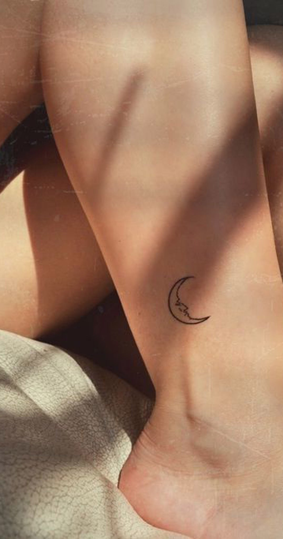 Small Face Crescent Moon Portrait Ankle Tattoo Ideas for Teen Girls - Minimalist Simple Foot Tat - pequeñas ideas de tatuaje de tobillo luna creciente para adolescentes - www.MyBodiArt.com