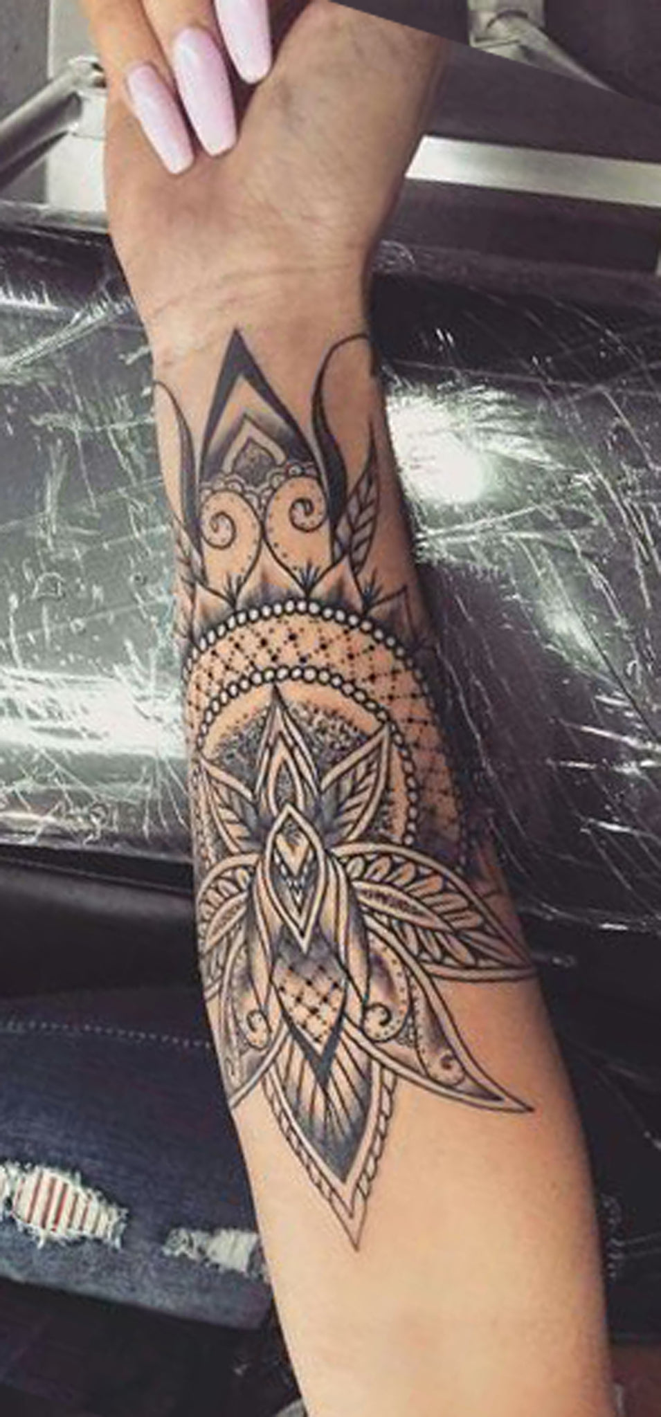 Sacred Geometric Mandala Forearm Tattoo Ideas for Women - Lotus Arm Tat -  ideas sagradas del tatuaje del antebrazo del loto geométrico para las mujeres Chicas - www.MyBodiArt.com