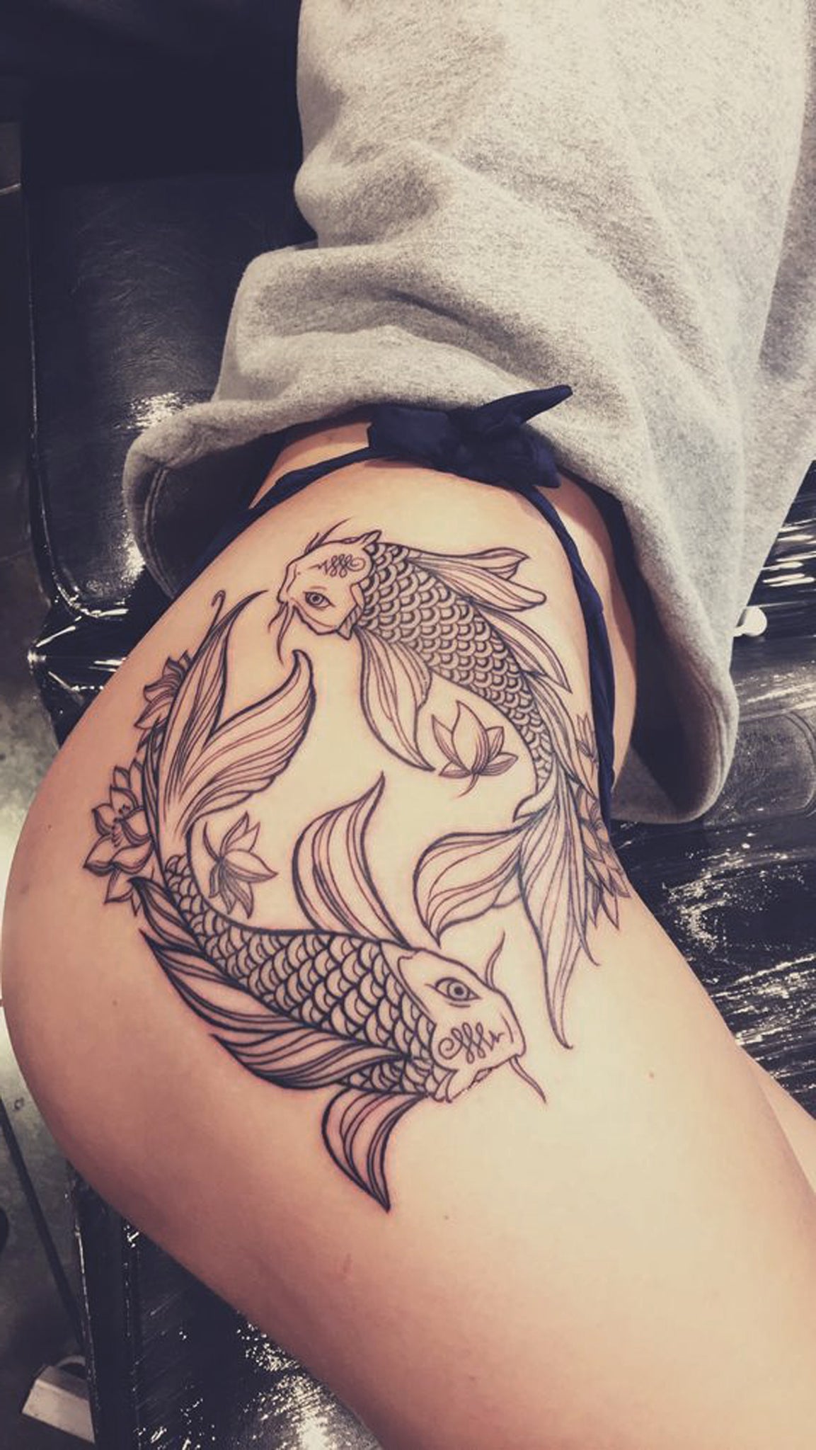 Koi Fish Ying Yang Thigh Tattoo Ideas for Women - Tribal Bohemian Asian Women's Fish Hip Tat -  ideas de tatuajes de muslo de pescado para las mujeres - www.MyBodiArt.com 