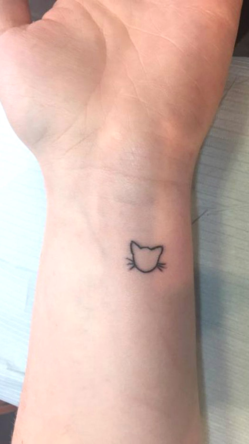 Small Cat Head Outline Wrist Tattoo Ideas for Teenagers for Teen Girls -  petit tatouage de poignet de chat minime -  www.MyBodiArt.com