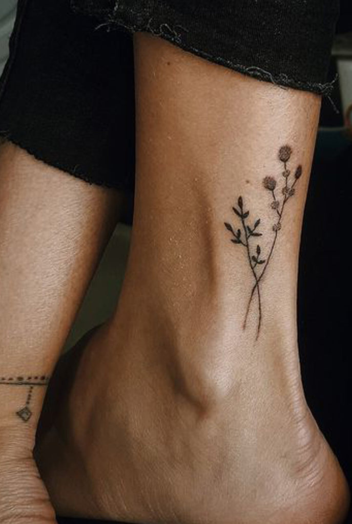 Black Wildflower Ankle Tattoo Ideas for Women -  Ideas de tatuaje de flores para mujeres - www.MyBodiArt.com