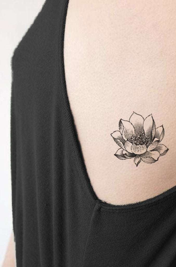 Small Rib Lotus Tattoo Ideas for Women - Delicate Floral Flower Black Outline Side Tat - ideas pequeñas del tatuaje del loto de la costilla para las mujeres - www.MyBodiArt.com #tattoos