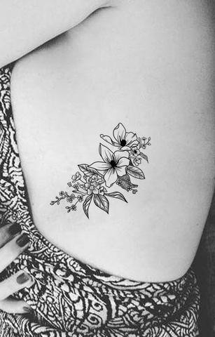 Black Small Wild Rose Rib Tattoo Ideas for Women - Pretty Floral Flower Side Tat - Ideas pequeñas negras del tatuaje de la rosa salvaje de la costilla - www.MyBodiArt.com #tattoos 