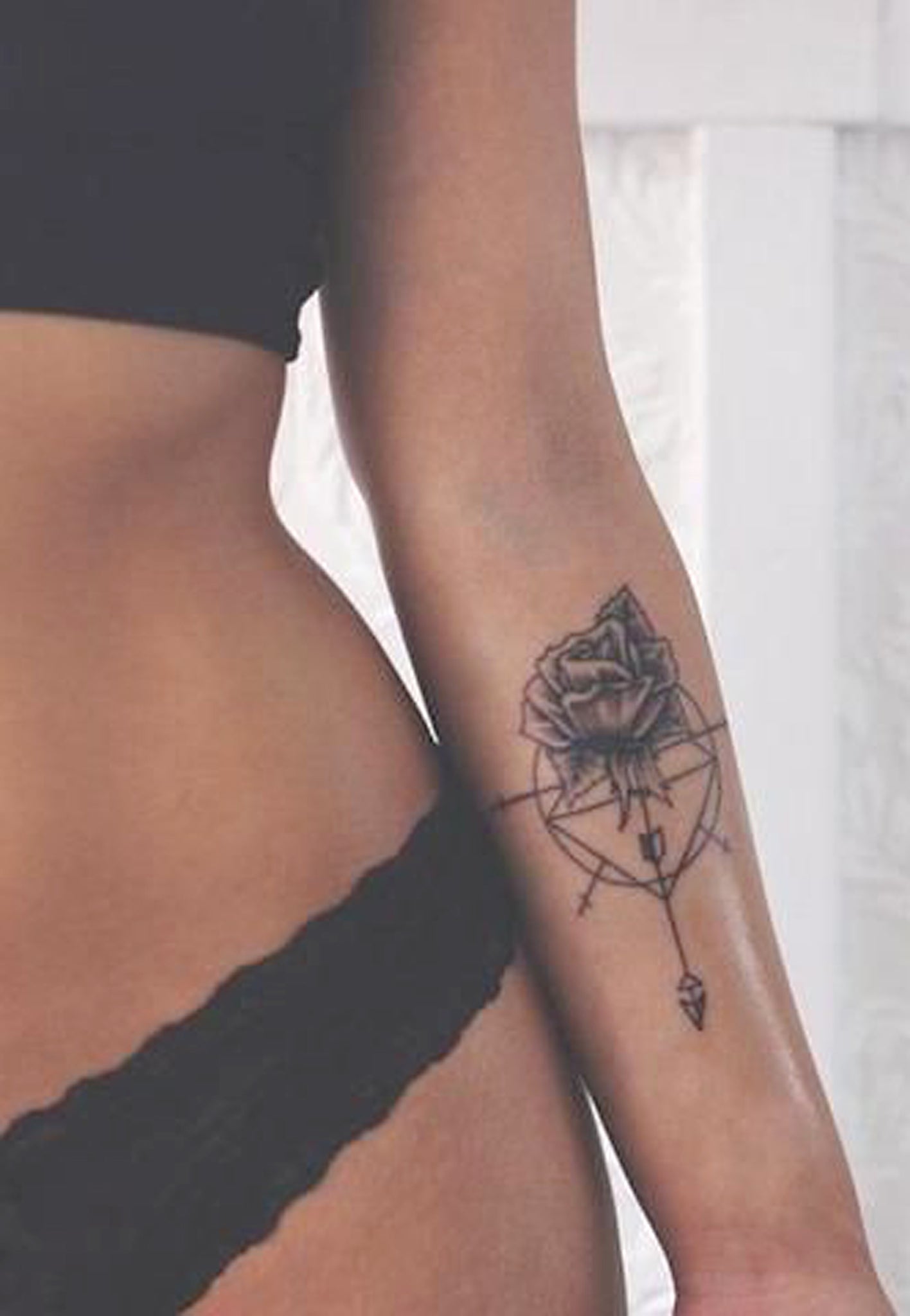 Rose Inner Forearm Tattoo Ideas for Teenagers - Floral Flower Arm Tat for Women - Ideas del tatuaje del antebrazo de Rose para los adolescentes  - www.MyBodiArt.com