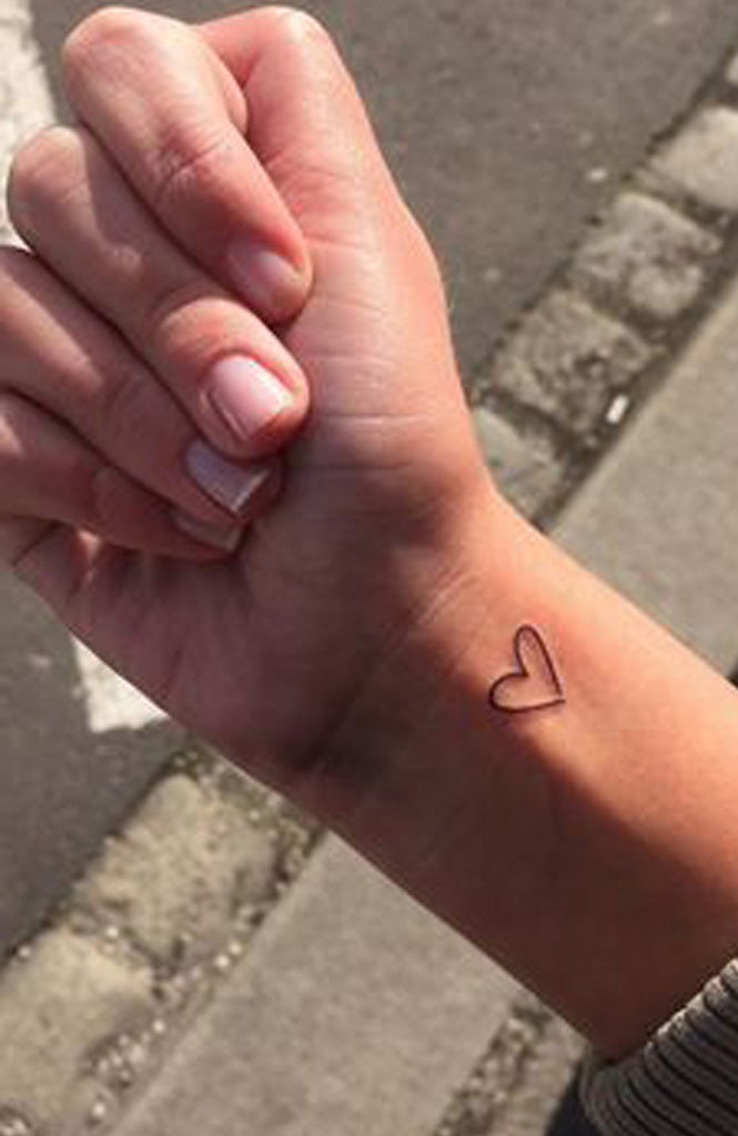Tiny Small Minimalist Heart Outline Wrist Tattoo Ideas for Women -  Ideas de tatuaje de flores para mujeres - www.MyBodiArt.com