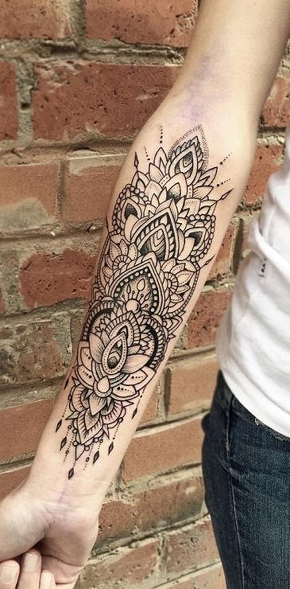 Geometric Mandala Forearm Tattoo Ideas for Women - Lace Mandala Lotus Black Arm Sleeve Tat - ideas del tatuaje de la manga del brazo del antebrazo del loto para las mujeres chicas - www.MyBodArt.com 