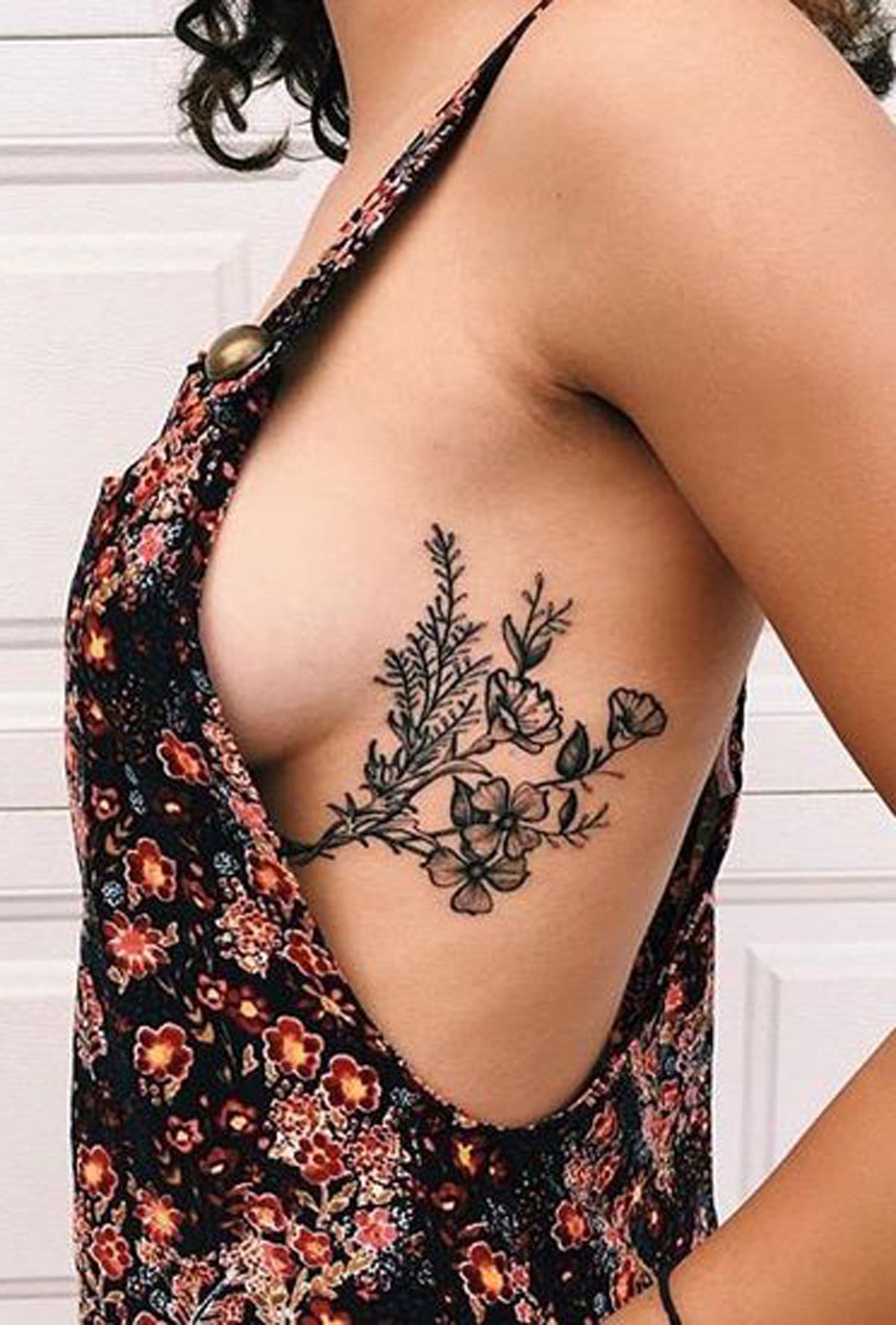 Wild Realistic Rose Rib Cage Tattoo Ideas for Women - Black Flower Underboob idées de tatouage pour les femmes - www.MyBodiArt.com
