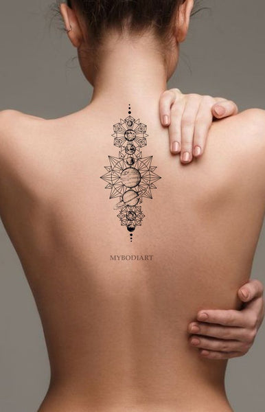 Cool Moon Phases Back Tattoo Ideas for Women Black Geometric Mandala Spine Tat - fases lunares únicas ideas de tatuaje para mujeres -  www.MyBodiArt.com #tattoos