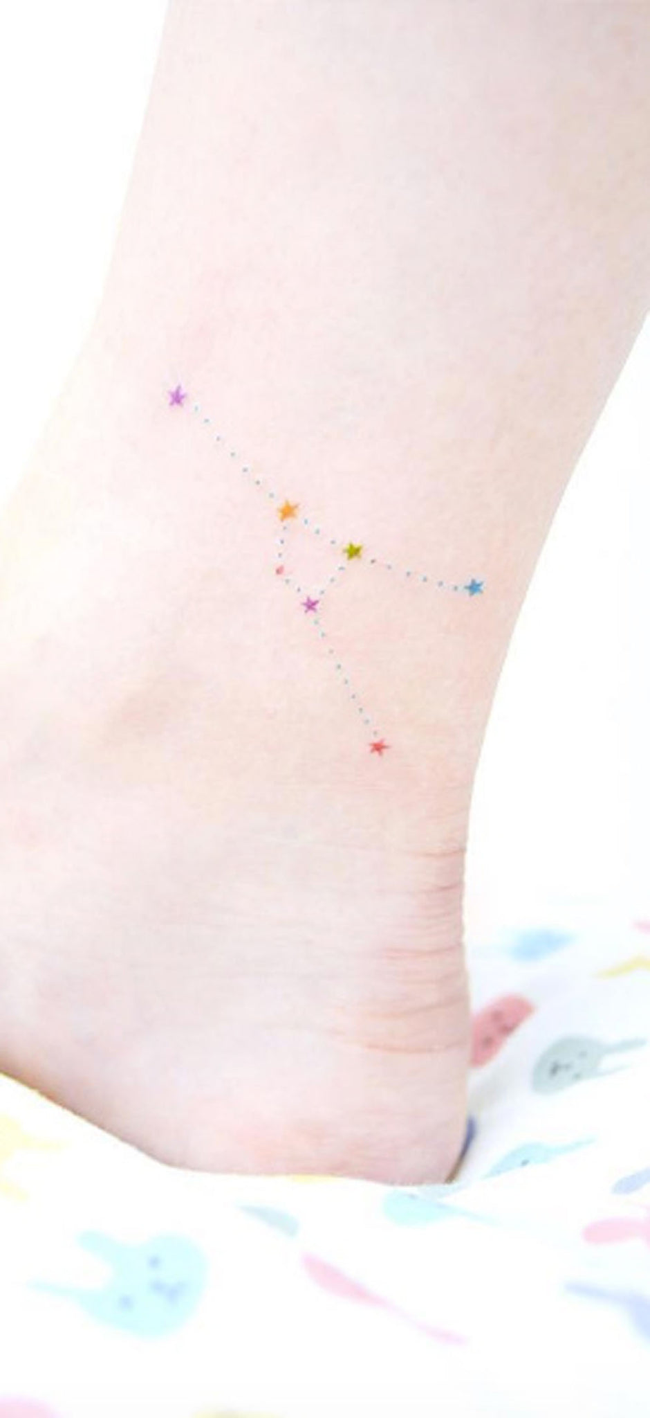 Unique Watercolor Constellation Ankle Foot Leg Tattoo Ideas for Women -  Única constelación de acuarela tobillo Tattoo Ideas para mujeres - www.MyBodiArt.com