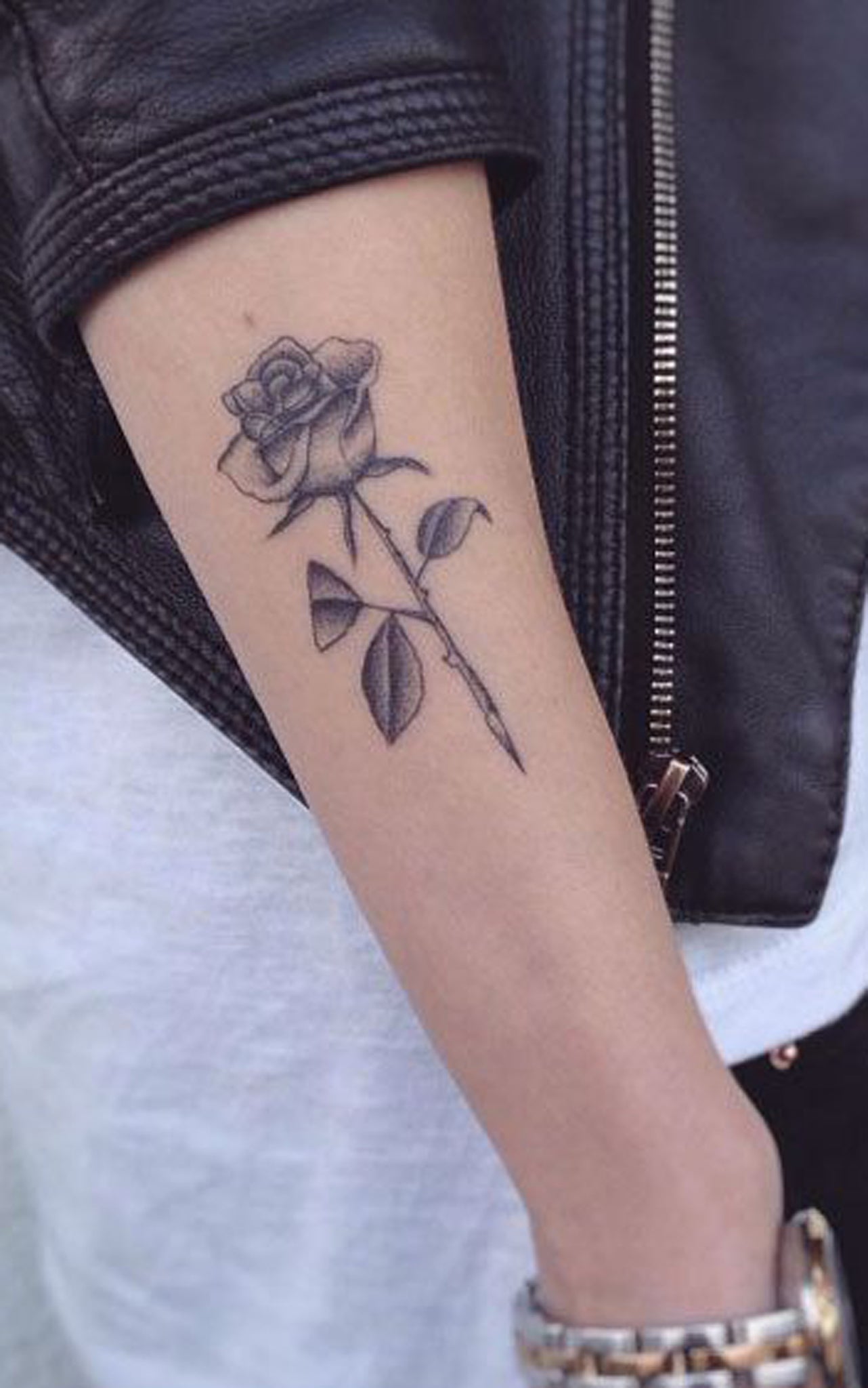 Black & White Realistic Rose Outer Forearm Tattoo Ideas for Women -   rose ideas de tatuaje de antebrazo exterior para mujeres chicas - www.MyBodiArt.com