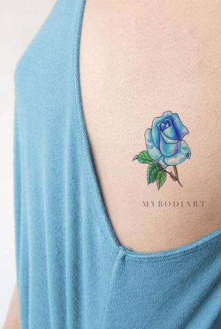 Neo Linework Watercolor Blue Rose Rib Tattoo Ideas for Women - Unique Floral Flower Colorful Side Tat - ideas del tatuaje de la costilla del rosa azul de la acuarela para las mujeres - www.MyBodiArt.com #tattoos