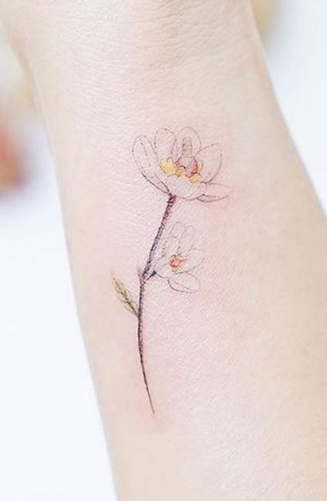 Cute Small Single Lotus Floral Flower Wrist Tattoo Ideas for Women -  Pequeñas ideas lindas del tatuaje de la muñeca del loto para las mujeres - www.MyBodiArt.com