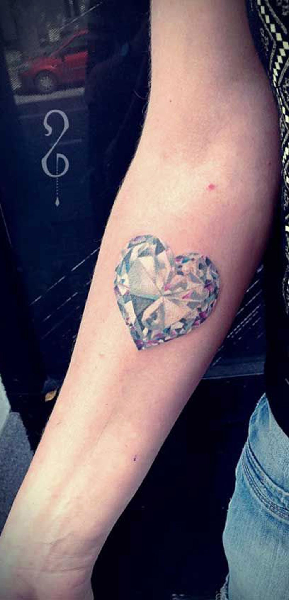 Unique Crystal Heart Forearm Tattoo Ideas for Women - Ideas únicas del tatuaje del antebrazo del corazón cristalino para las mujeres - www.MyBodiArt.com