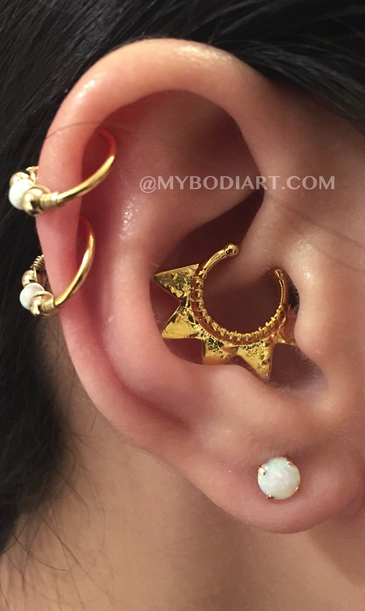  la perforación del oído - Badass Ear Piercing Ideas - Double Cartilage Ring Hoop - Opal Lobe Earring Studs - www.MyBodiArt.com