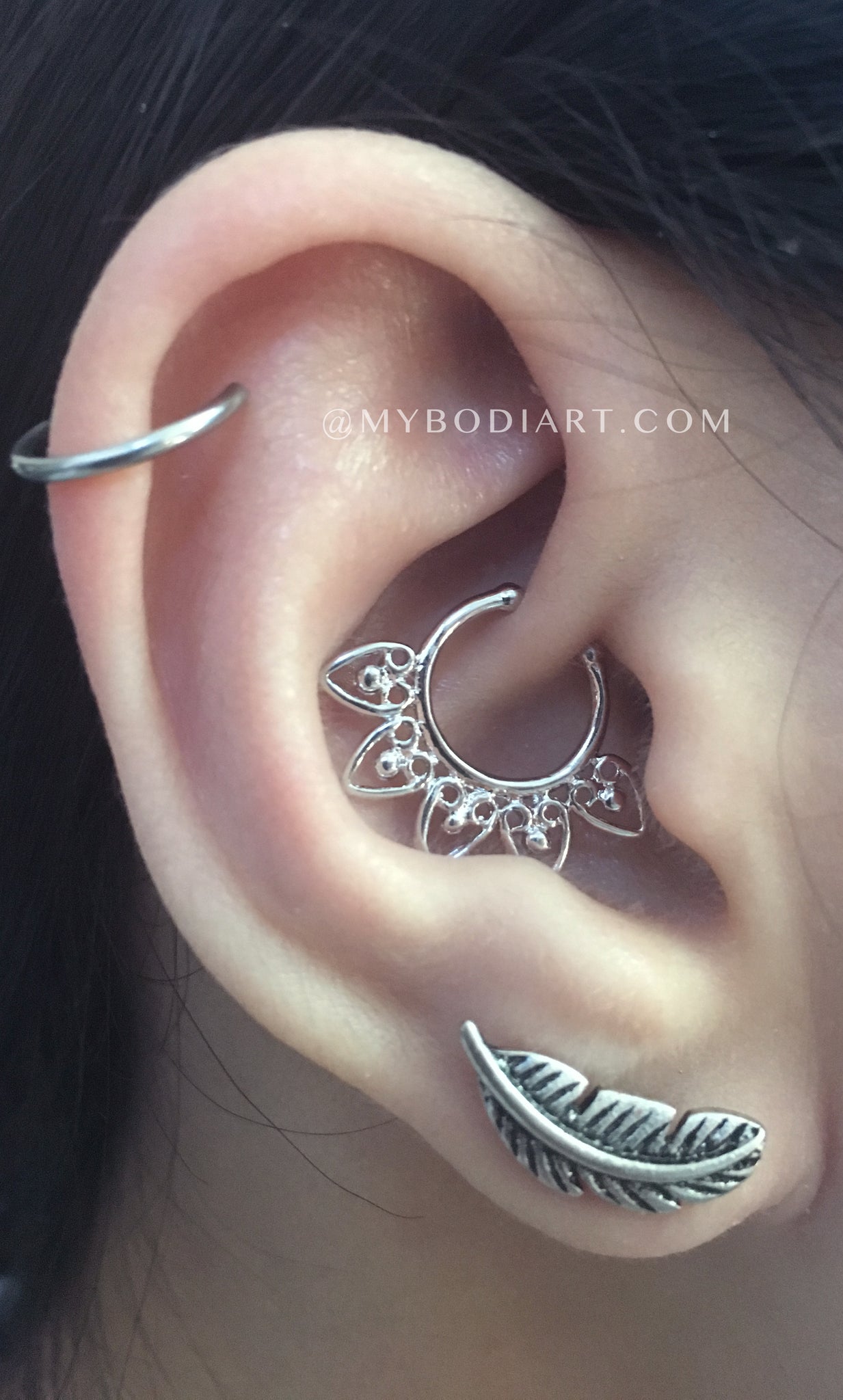 Simple Trendy Ear Piercing Ideas for Teenagers - Leaf Cartilage Earring Stud Ring - Ohr piercing Ideen -  www.MyBodiArt.com