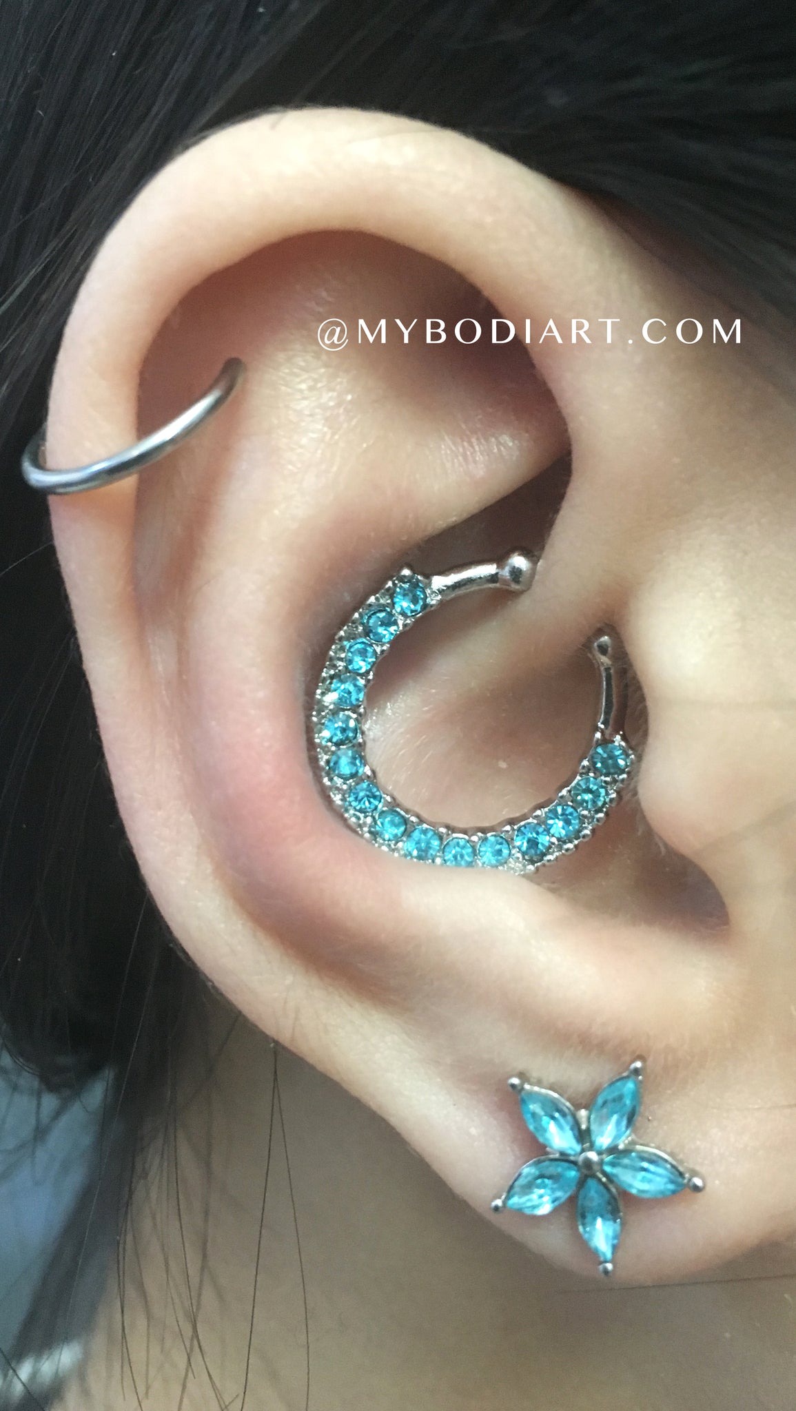 Pretty Ear Piercing Ideas for Teen Girls - idéias de perfuração de orelha - www.MyBodiArt.com