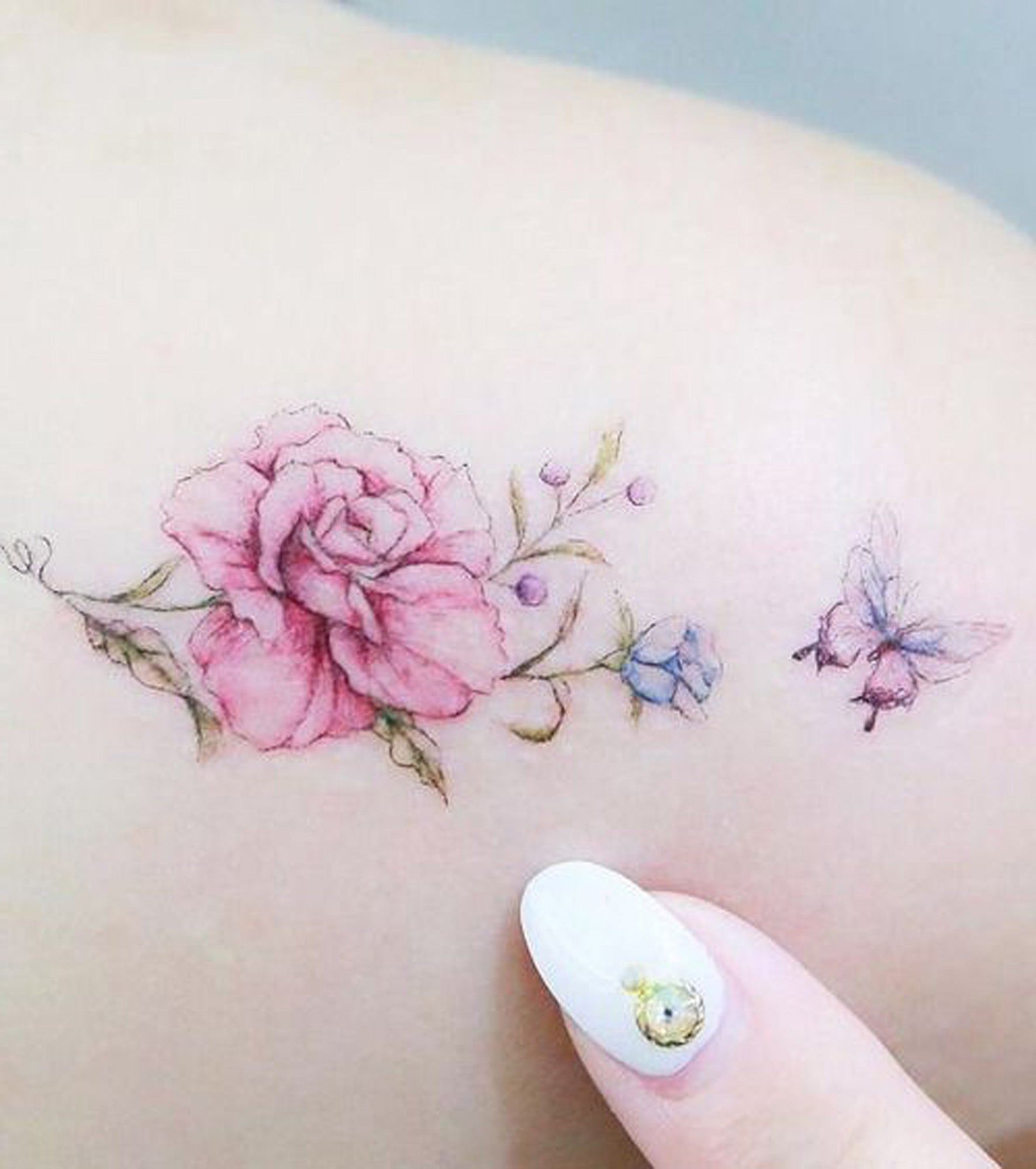 Cute Watercolor Flower Rose Shoulder Tattoo Ideas for Women -  ideas lindas del tatuaje del hombro de la rosa de la acuarela para las mujeres - www.MyBodiArt.com