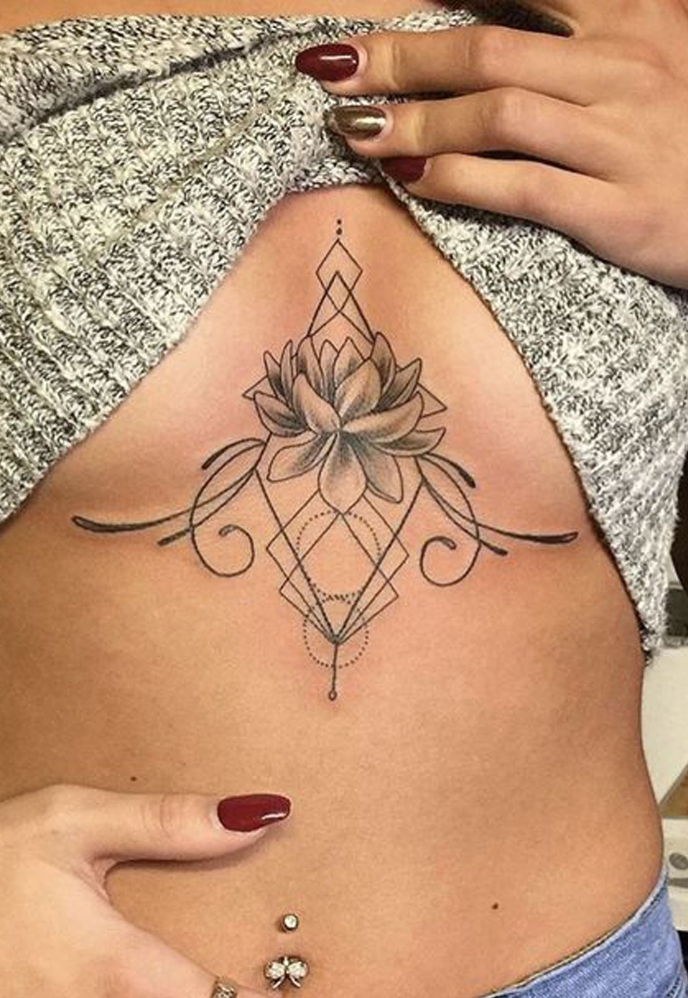 Unique Sternum Tattoo Ideas for Women - Tribal Boho Geometric Lotus Chest Tat -  ideas geniales del tatuaje del esternón para las mujeres - www.MyBodiArt.com