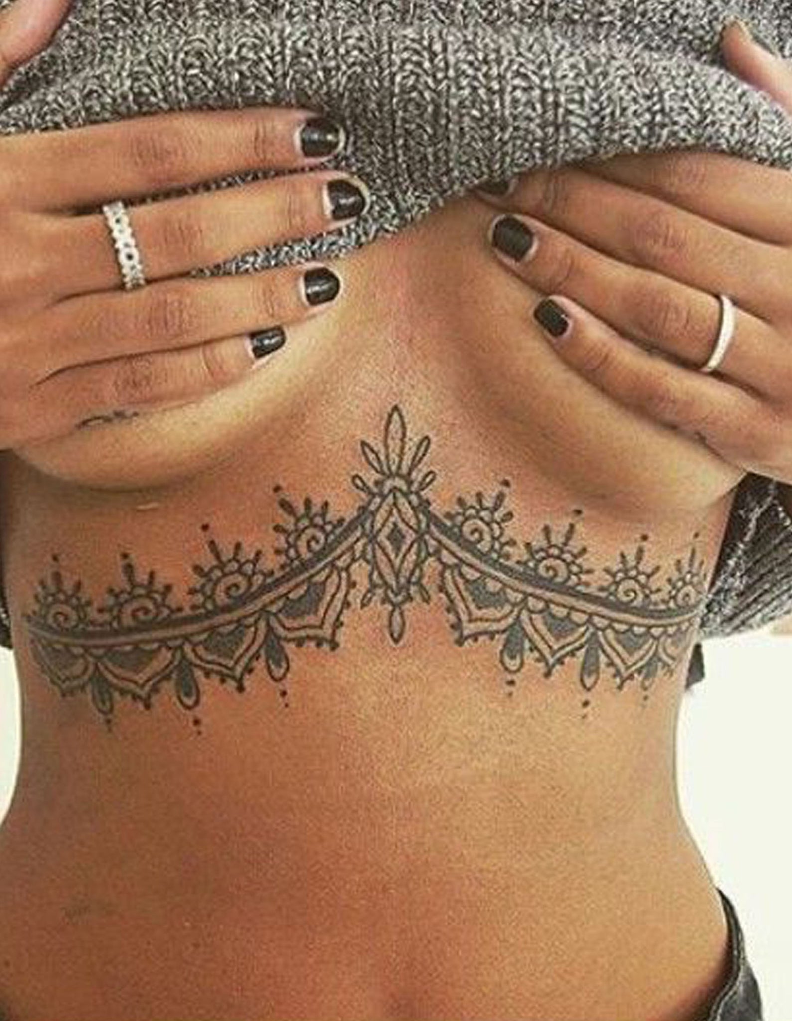 Women’s Tribal Lace Sternum Tattoo Ideas - ideas tribales del tatuaje del esternón para las mujeres - www.MyBodiArt.com #tattoos