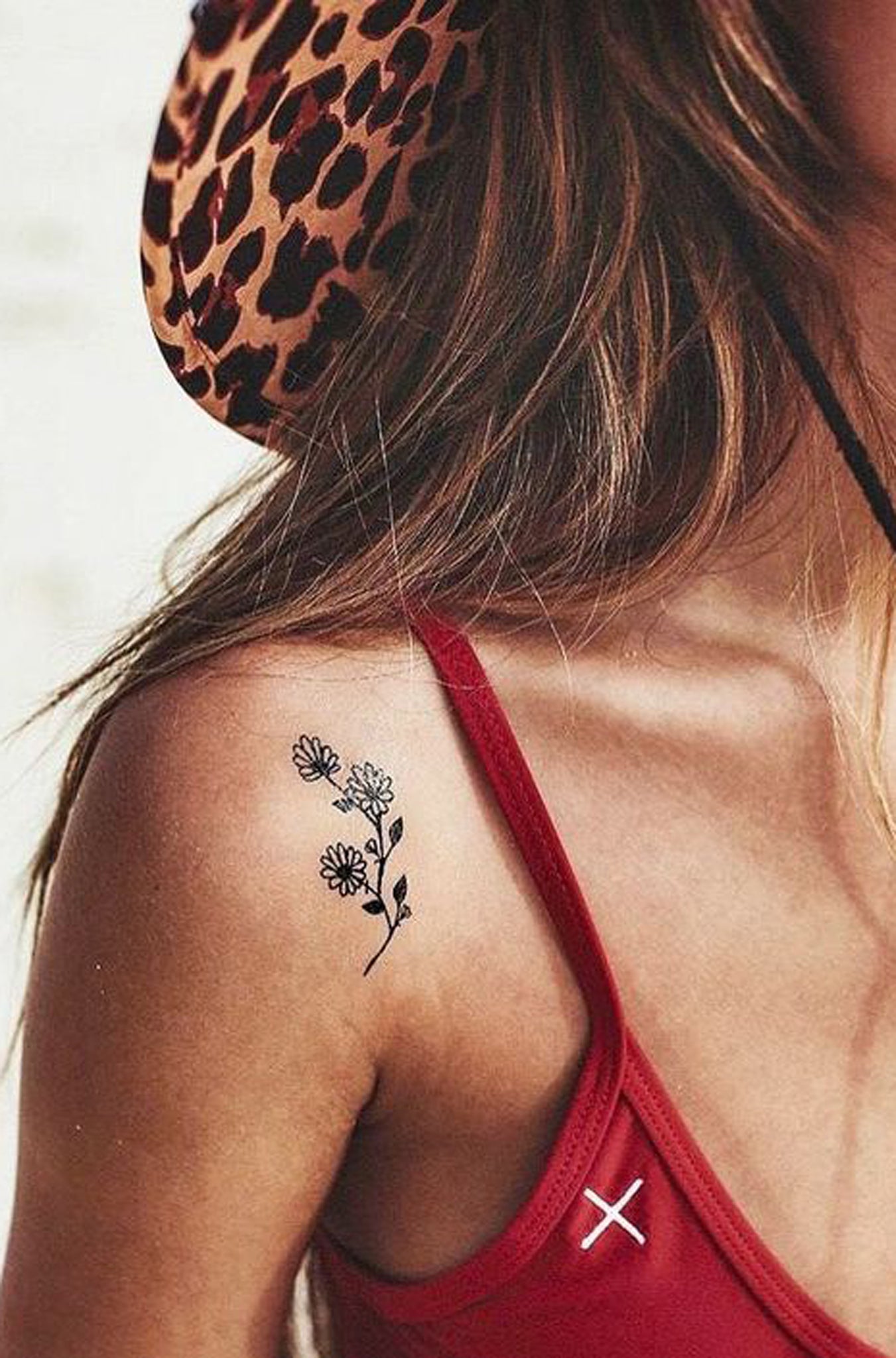 Small Wild Flower Shoulder Tattoo Ideas for Women  - Minimal Floral Rose Arm Tat -   Ideas pequeñas del tatuaje del hombro de la flor salvaje para las mujeres chicas - www.MyBodiArt.com
