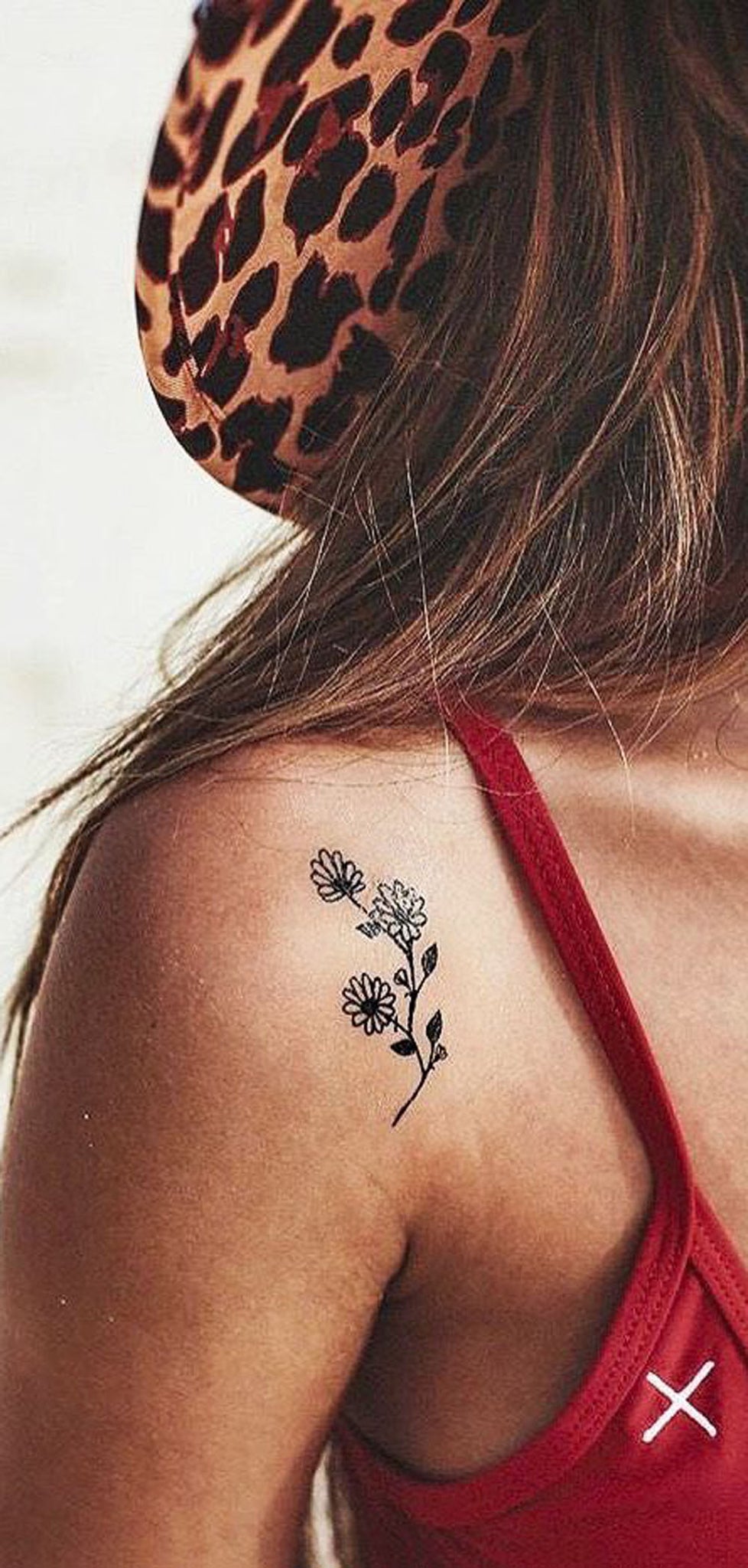 Small Minimalist Wild Flower Shoulder Tattoo Ideas for Women -  Pequeñas ideas minimalistas del tatuaje del hombro de la flor salvaje para las mujeres - www.MyBodiArt.com