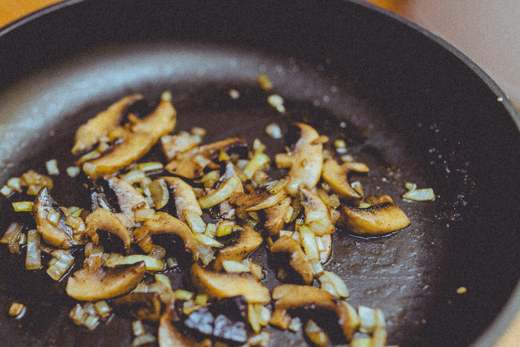 What is PTFE: mushrooms in a nonstick pan