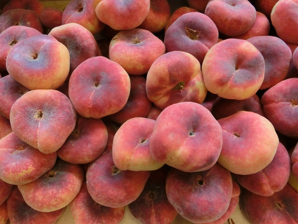 How to cut a peach: a pile of peaches