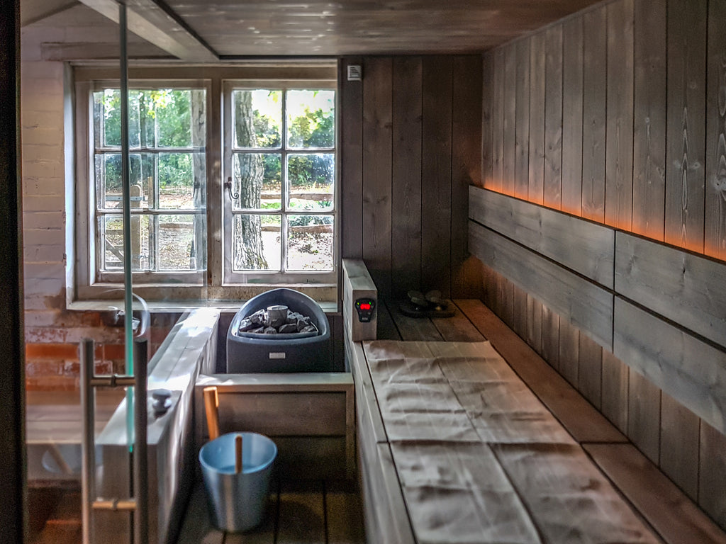 The sauna itself was essentially a condensed L-shaped upper bench on a raised floor, with a small step leading down to the terracotta tiles and the sauna heater placed on the immediate left of the door as you enter.