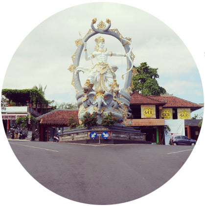 makers travelers bali ubud road statue