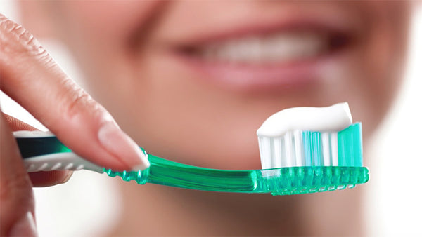  استخدام فرشاة الأسنان يمكن أن تقلل بشكل كبير من عدد البكتريا في الفم للتخلص من كافة الروائح الكريهة