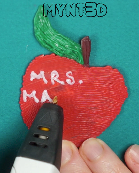 Make DIY custom personalized teacher gifts with a 3D printing pen. Download the free project template that includes stencils for classroom motifs such as apples, number 2 pencils and lined writing paper