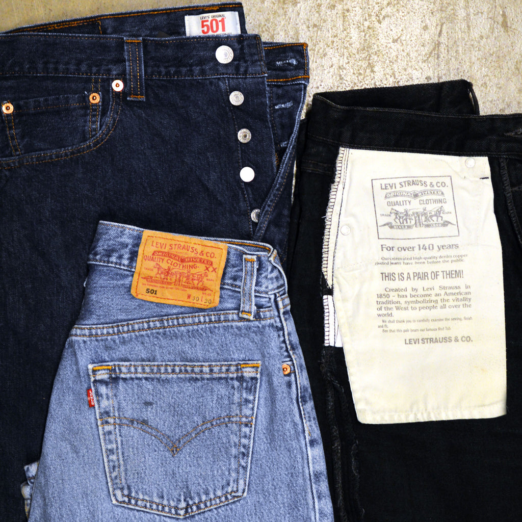  A Levi's termékek esetében mindig vegyük alaposan szemügyre a címkét és a logót. Az eredeti termékeknél bőrből készült panelt láthatunk, aminek minden párhuzamos oldala ugyanannyi öltössél lett rögzítve. A címkének tökéletesnek kell lennie! Nem lehet se ferde, sem egyenetlen.